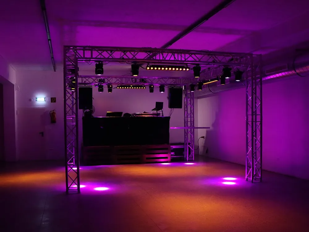 Trusswürfel im Discokeller