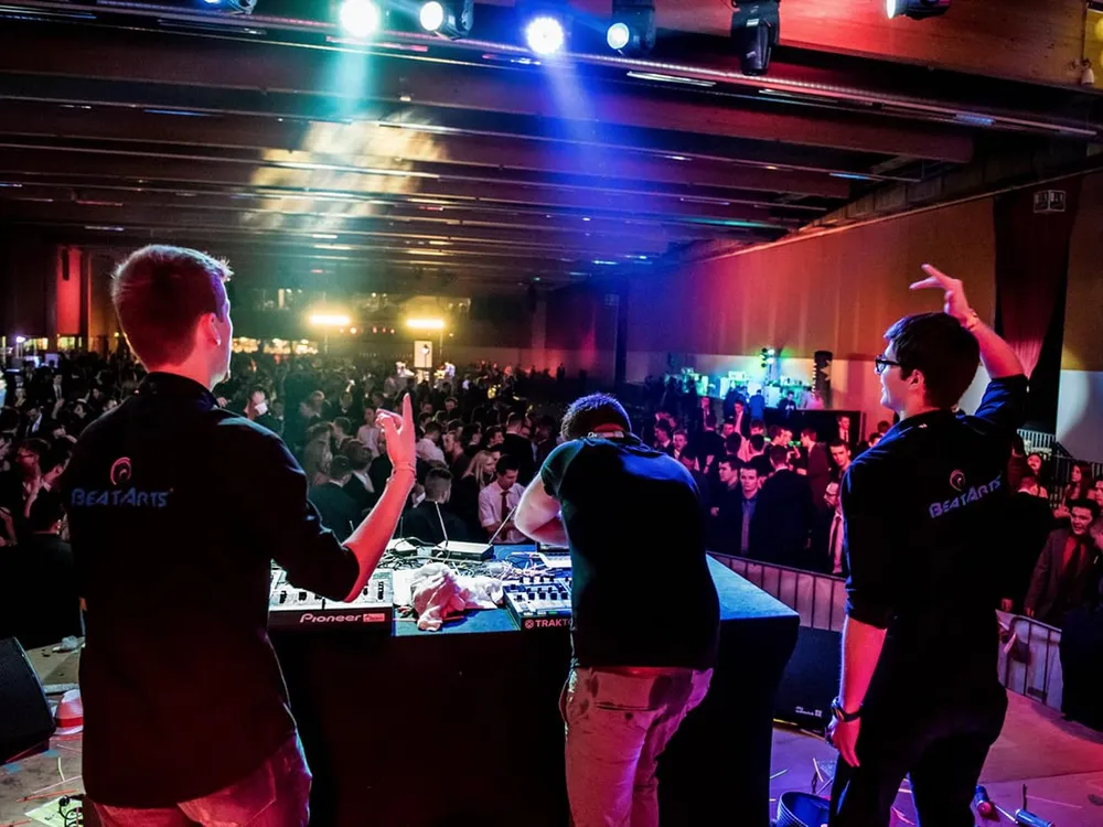 BeatArts-DJs auf der Bühne mit Blick auf das Publikum beim HTL-Ball in Wels